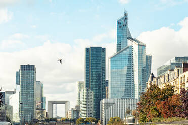 Frankreich, Ile-De-France, Paris, Moderne Wolkenkratzer im Stadtteil La Defense mit Grande Arche im Hintergrund - TAMF03937