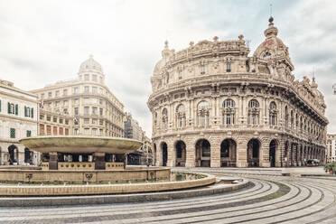 Italien, Ligurien, Genua, Piazza De Ferrari mit Palazzo della Borsa im Hintergrund - TAMF03941