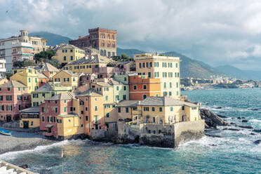 Italien, Ligurien, Genua, Pastellfarbene Häuser im Stadtteil Boccadasse - TAMF03946