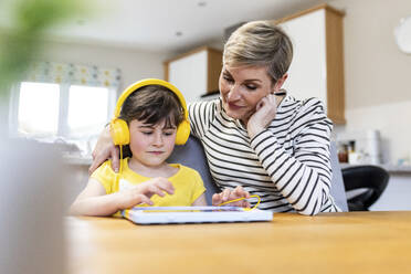 Mädchen beim E-Learning am Tablet-PC bei der Mutter zu Hause - WPEF07614