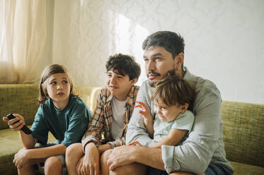 Vater und Kinder beim Fernsehen zu Hause - ANAF01993