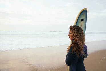 Nachdenklicher Surfer am Strand im Urlaub - DCRF01764