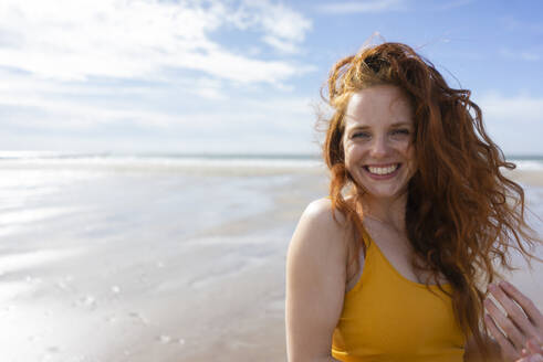 Glückliche Frau, die ihren Urlaub am Strand genießt - KNSF09715