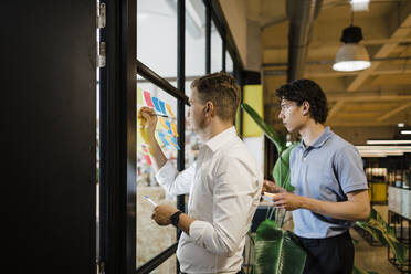 Geschäftskollegen planen die Strategie in einer Sitzung im Büro - DCRF01784