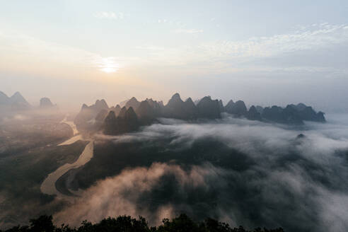 Berggipfel unter dem Himmel bei Sonnenaufgang, Guilin, China - MMPF00847