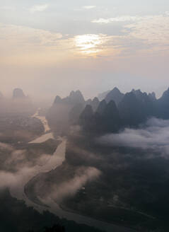 Berggipfel unter bewölktem Himmel bei Sonnenaufgang, Guilin, China - MMPF00848