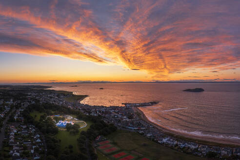 UK, Schottland, North Berwick, Luftaufnahme der Küstenstadt bei Sonnenuntergang - SMAF02624