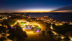 UK, Schottland, North Berwick, Luftaufnahme des Fringe by Sea Festivals im Lodge Grounds Park bei Sonnenuntergang - SMAF02625