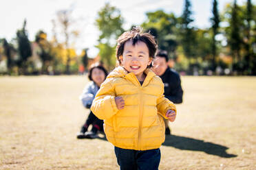Happy and playful japanese family in a park in Tokyo - DMDF03130