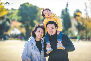 Happy and playful japanese family in a park in Tokyo - DMDF03132