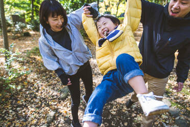 Happy and playful japanese family in a park in Tokyo - DMDF03136