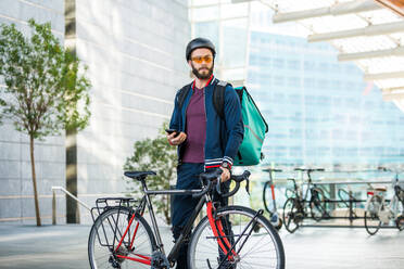 Lebensmittellieferdienst, Fahrer, der mit dem Fahrrad Essen in Kliniken ausliefert - Konzepte zu Transport, Lebensmittellieferung und Technologie - DMDF03175