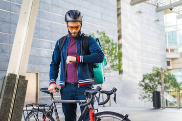 Lebensmittellieferdienst, Fahrer, der mit dem Fahrrad Essen in Kliniken ausliefert - Konzepte zu Transport, Lebensmittellieferung und Technologie - DMDF03176