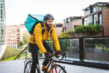 Lebensmittellieferdienst, Fahrer, der mit dem Fahrrad Essen in Kliniken ausliefert - Konzepte zu Transport, Lebensmittellieferung und Technologie - DMDF03186