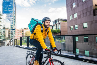 Lebensmittellieferdienst, Fahrer, der mit dem Fahrrad Essen in Kliniken ausliefert - Konzepte zu Transport, Lebensmittellieferung und Technologie - DMDF03187