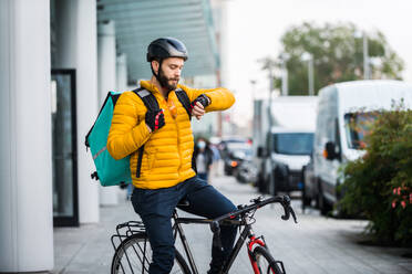 Lebensmittellieferdienst, Fahrer, der mit dem Fahrrad Essen in Kliniken ausliefert - Konzepte zu Transport, Lebensmittellieferung und Technologie - DMDF03189