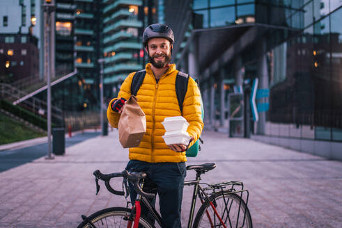 Lebensmittellieferdienst, Fahrer, der mit dem Fahrrad Essen in Kliniken ausliefert - Konzepte zu Transport, Lebensmittellieferung und Technologie - DMDF03193