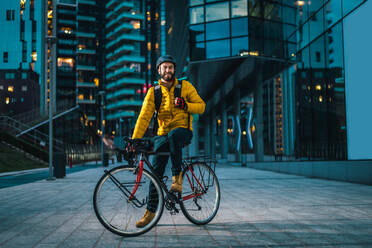 Lebensmittellieferdienst, Fahrer, der mit dem Fahrrad Essen in Kliniken ausliefert - Konzepte zu Transport, Lebensmittellieferung und Technologie - DMDF03196