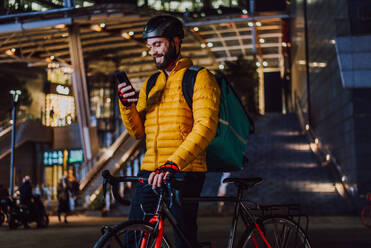 Lebensmittellieferdienst, Fahrer, der mit dem Fahrrad Essen in Kliniken ausliefert - Konzepte zu Transport, Lebensmittellieferung und Technologie - DMDF03198