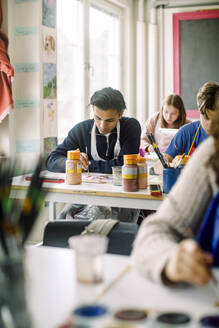 Teenager beim Malen während des Kunstunterrichts in der High School - MASF37730