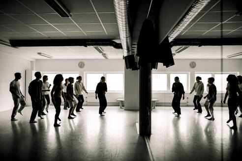 Teenager proben mit einer Lehrerin im Tanzstudio einer High School - MASF37746