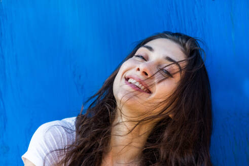 Schöne glückliche Frau mit lässiger Kleidung Porträt - Junge hübsche Mädchen posiert im Freien - DMDF03390