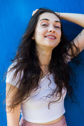 Schöne glückliche Frau mit lässiger Kleidung Porträt - Junge hübsche Mädchen posiert im Freien - DMDF03395