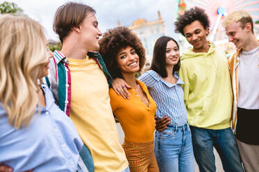 Treffen und geselliges Beisammensein gemischtrassiger Jugendlicher - Eine Gruppe von Freunden gemischter Rasse, die sich in der Stadt amüsieren - Konzepte für Freundschaft und Lebensstil - DMDF03478