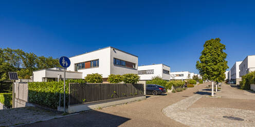 Deutschland, Baden-Württemberg, Esslingen, Panoramablick auf moderne Vorstadthäuser im Sommer - WDF07370