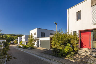 Germany, Baden-Wurttemberg, Esslingen, Modern suburban houses in summer - WDF07374