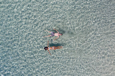 Ehepaar an einem tropischen Strand mit blauem Wasser und Palmen - El Nido, Palawan, Philippinen - DMDF03612