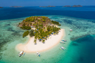 Tropischer Strand mit blauem Wasser und Palmen - Coron, Philippinen - DMDF03645