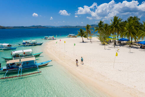 Tropischer Strand mit blauem Wasser und Palmen - Coron, Philippinen - DMDF03646