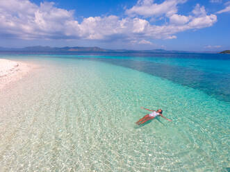 Tropischer Strand mit blauem Wasser und Palmen - Coron, Philippinen - DMDF03654