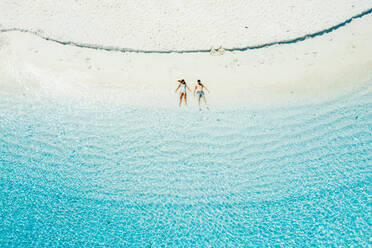 Pärchen an einem tropischen Strand mit blauem Wasser und Palmen - Coron, Philippinen - DMDF03655