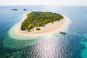 Couple on a tropical beach with blue water and palm trees - Coron, Philippines - DMDF03656