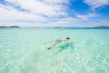 Tourist an einem tropischen Strand mit blauem Wasser und Palmen - Coron, Philippinen - DMDF03660