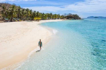 Tourist an einem tropischen Strand mit blauem Wasser und Palmen - Coron, Philippinen - DMDF03661