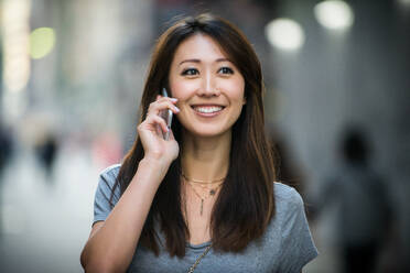 Portrait of japanese girl on Tokyo streets - DMDF03668