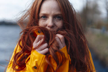 Rothaarige Frau mit langen Haaren - KNSF09773