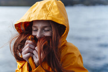 Rothaarige Frau mit gelber Jacke - KNSF09774