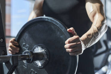 Älterer Mann hält Langhantel im Fitnessstudio - KPEF00211