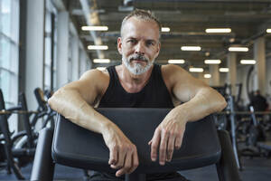 Älterer Mann mit Bart im Fitnessstudio - KPEF00216