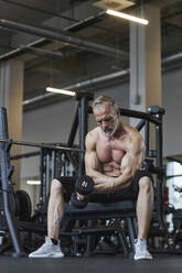 Shirtless reifen Mann mit Hantel zu trainieren in der Turnhalle - KPEF00233