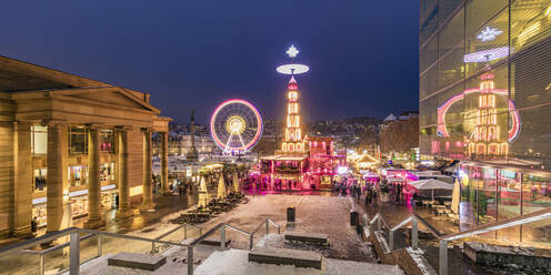 Deutschland, Baden-Württemberg, Stuttgart, Schlossplatz in der Winternacht mit Riesenrad und Weihnachtsmarkt im Hintergrund - WDF07377