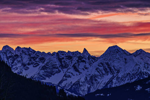 Österreich, Tirol, Zillertaler Alpen bei stimmungsvoller Abenddämmerung - ANSF00472