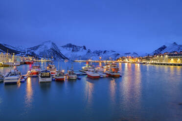 Norway, Troms og Finnmark, Husoy, Long exposure of remote fishing village during Polar night - ANSF00473