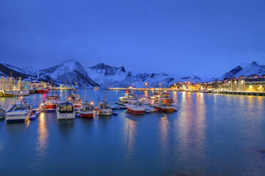 Norwegen, Troms og Finnmark, Husoy, Langzeitbelichtung eines abgelegenen Fischerdorfes während der Polarnacht - ANSF00473