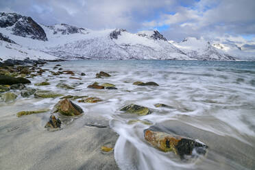 Norwegen, Troms og Finnmark, Langzeitbelichtung der Küstenlinie der Insel Senja - ANSF00478