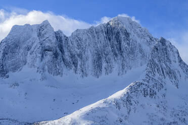 Norwegen, Troms og Finnmark, Schneebedeckter Berg Breidtind - ANSF00480